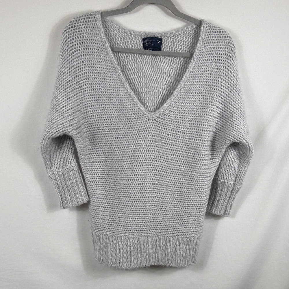 American Eagle Outfitters Light Gray V-Neck knit Sweater. Womens S/P. Wool blend